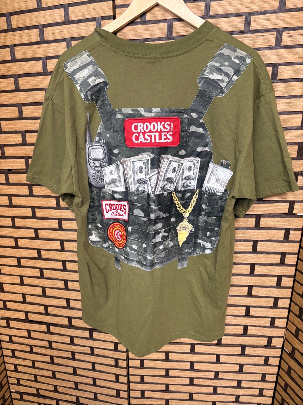 Crooks and castles green tee size large